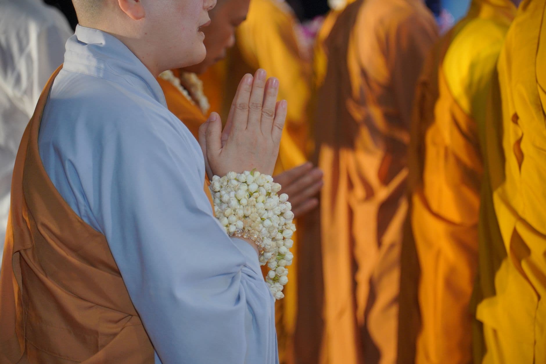 พระสงฆ์ประกอบพิธีทำบุญเลี้ยงพระในห้องประชุมบริษัทวันครบรอบก่อตั้ง