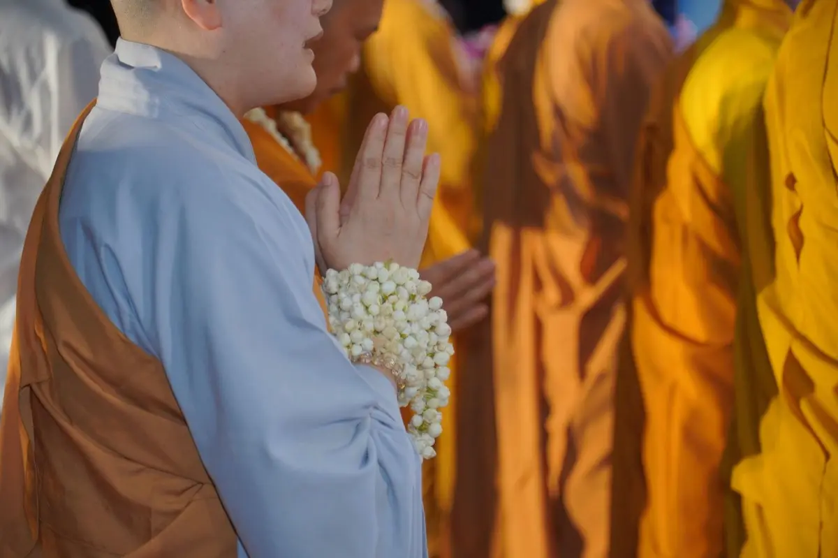 พระสงฆ์ประกอบพิธีทำบุญเลี้ยงพระในห้องประชุมบริษัทวันครบรอบก่อตั้ง