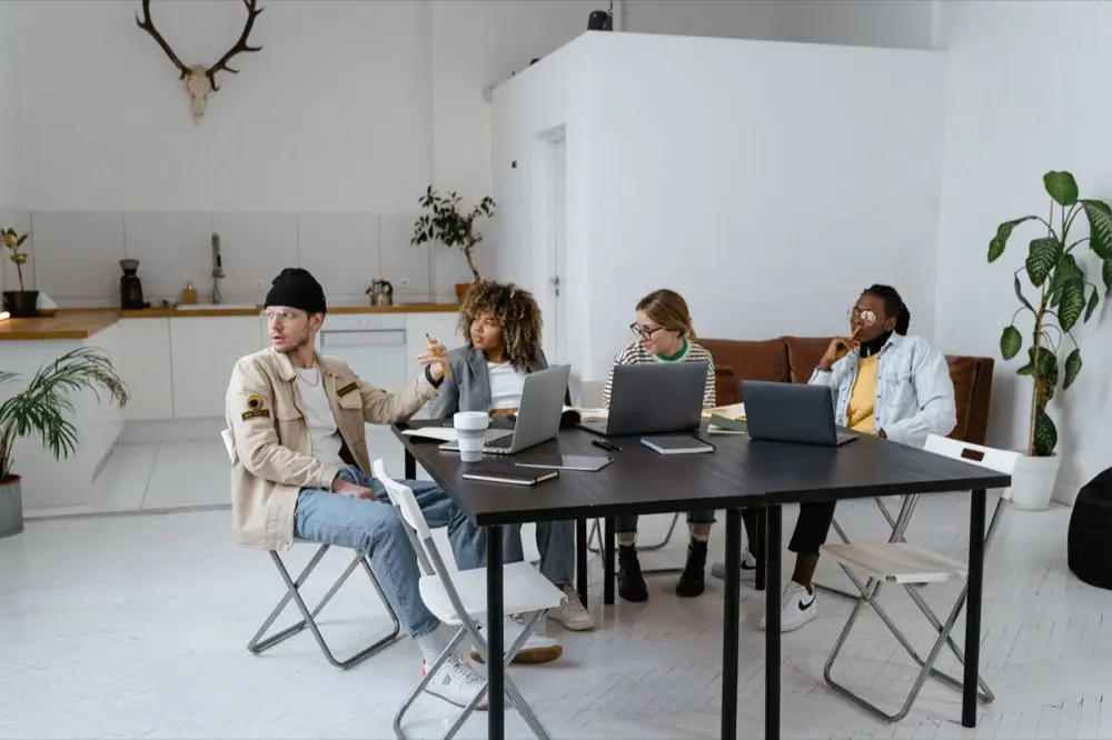 พื้นที่ co-working space แบบ hot desk มีโต๊ะเปิดโล่งให้คนทำงานเลือกนั่งได้อิสระ