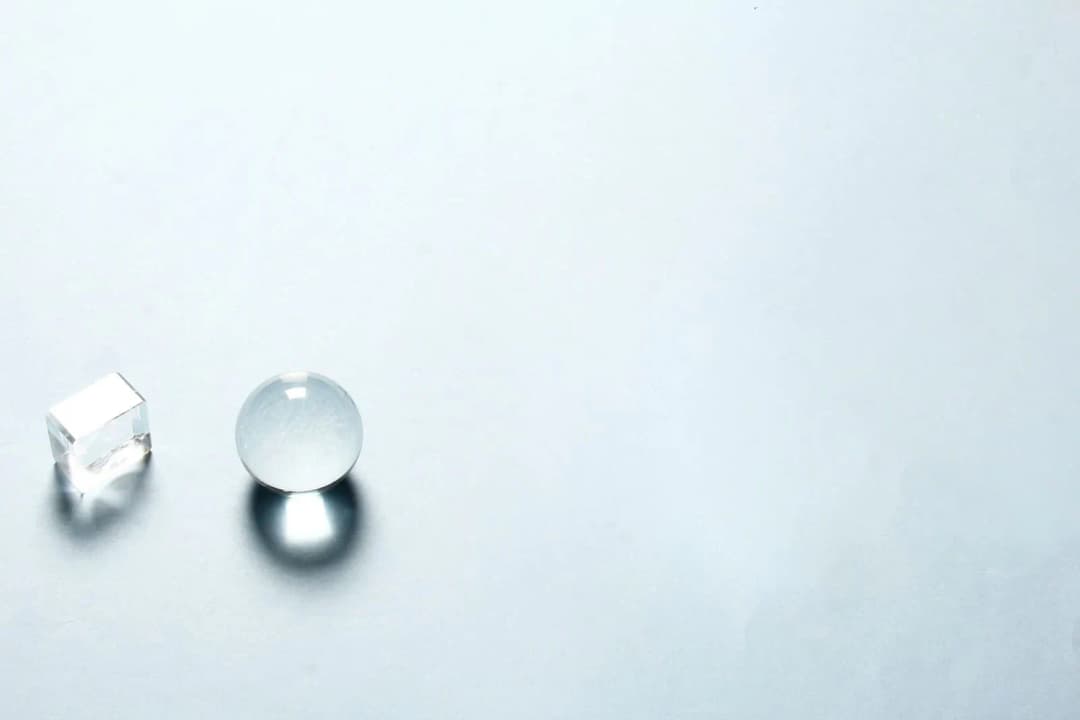 ลูกแก้วคริสตัลใสวางบนขาตั้งไม้ในมุมแสงนุ่มนวล