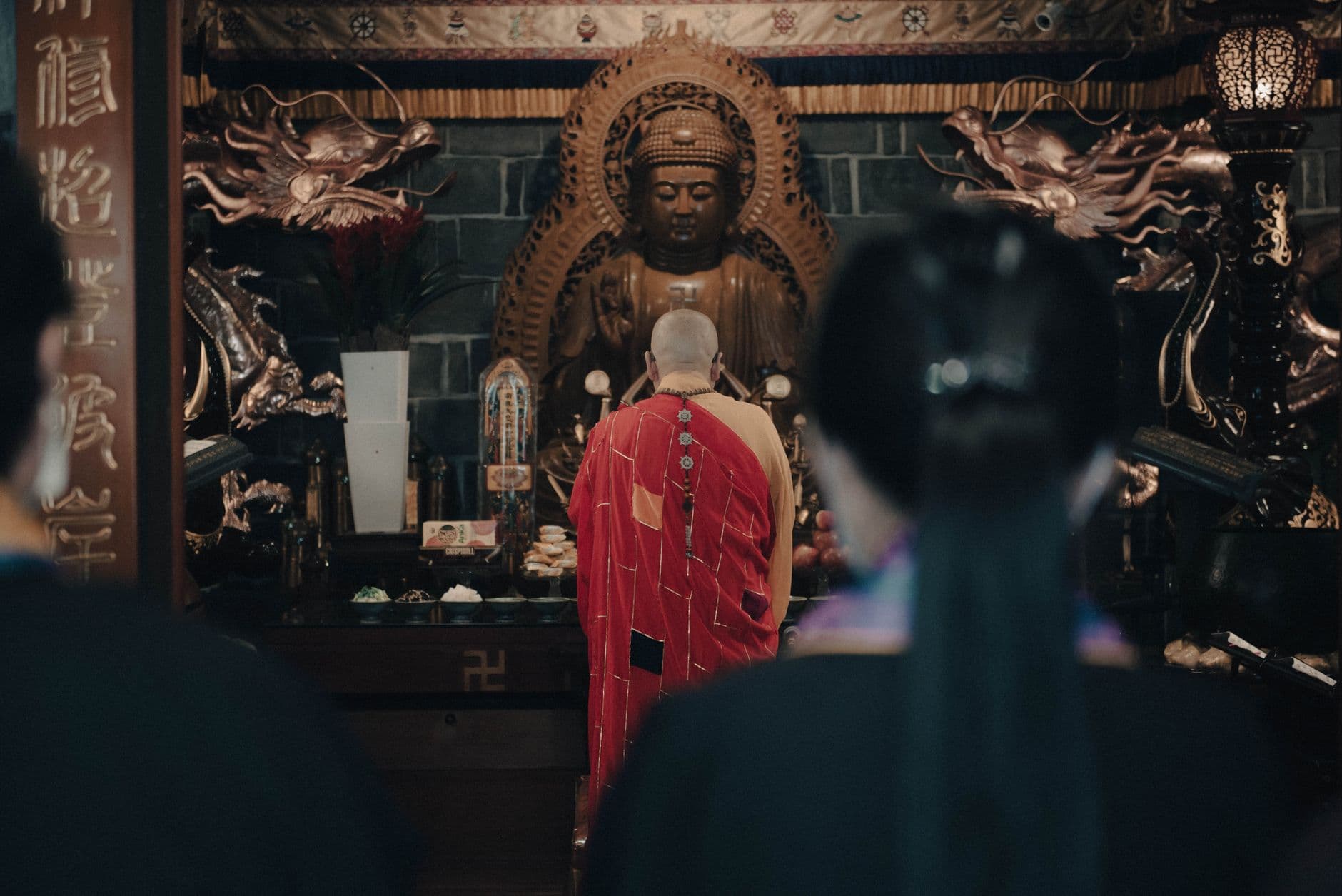 คนสวดมนต์ไหว้พระที่โต๊ะพระในบ้านตอนเช้า