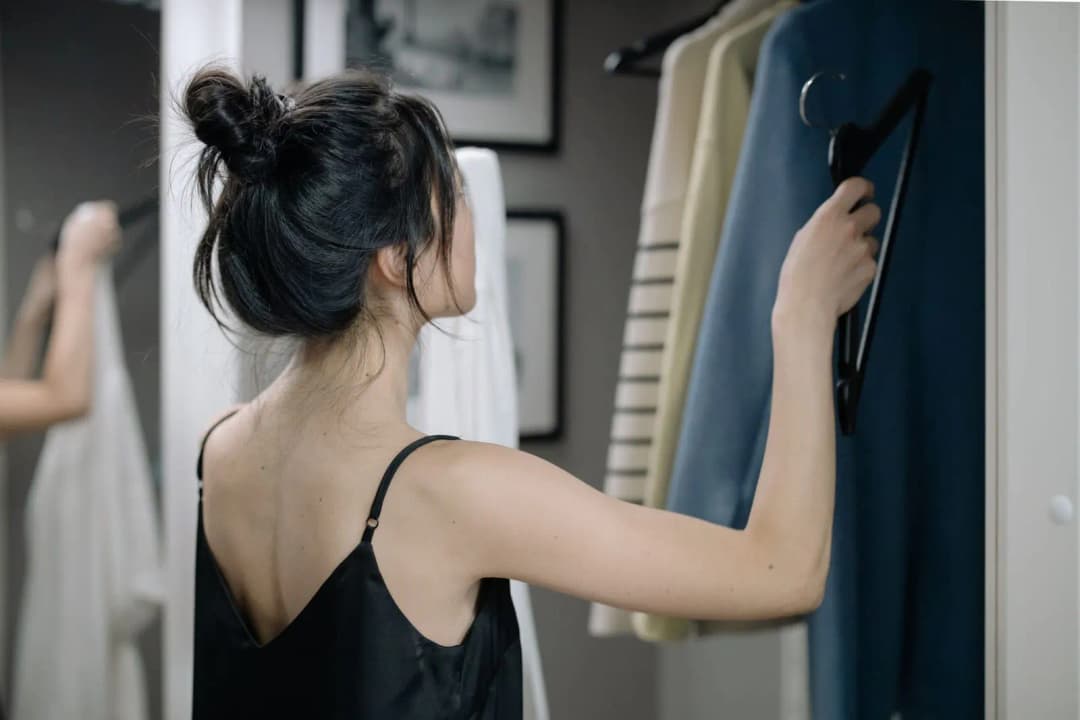 ตู้เสื้อผ้าจัดเรียงตามโทนสีพร้อมปฏิทินเล็กติดข้างในระบุวันเกิดเจ้าของ