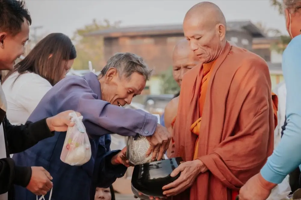 การทำบุญตักบาตรถวายพระสงฆ์ที่วัดไทย