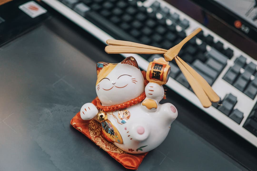 ของมงคลแต่งโต๊ะทำงานหลายขนาดหลายวัสดุวางเรียงกันเพื่อเปรียบเทียบ