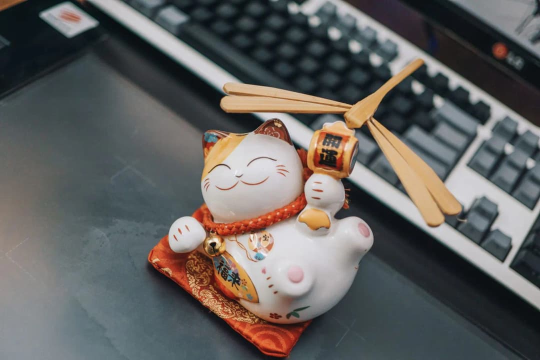 ของมงคลแต่งโต๊ะทำงานหลายขนาดหลายวัสดุวางเรียงกันเพื่อเปรียบเทียบ