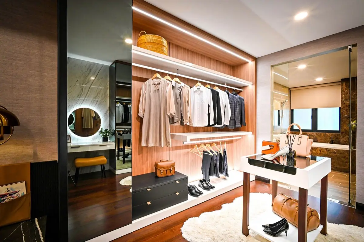 ห้องแต่งตัวแบบ walk-in wardrobe จัดเก็บเสื้อผ้าเป็นระเบียบ