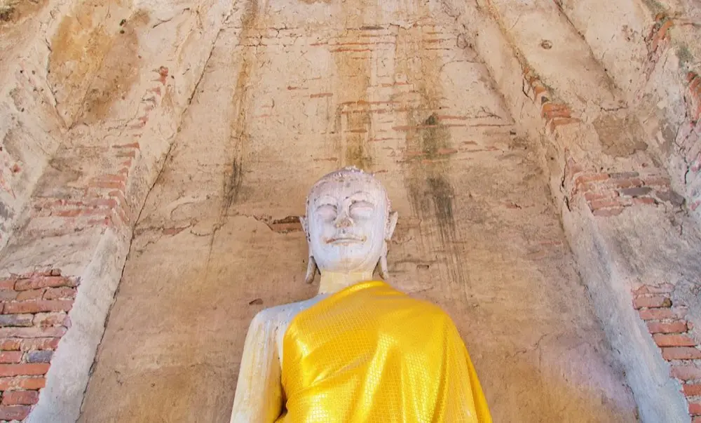พระเครื่องและเครื่องรางที่แตกหักวางอยู่บนผ้าขาว