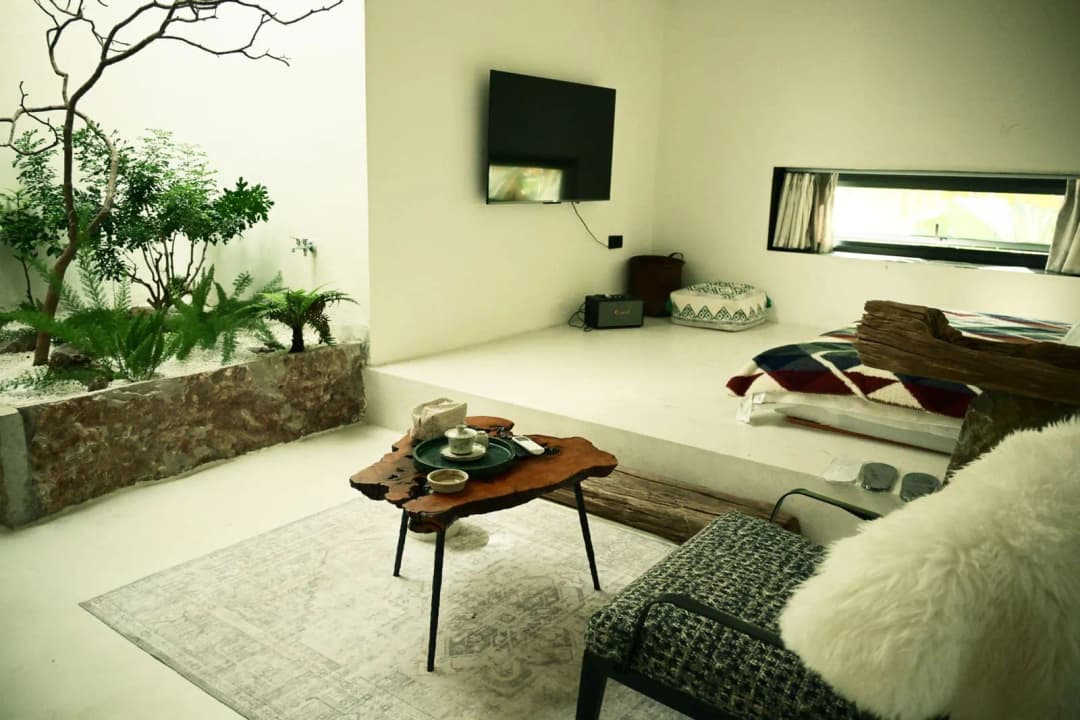 ห้องหอพักจัดวางเฟอร์นิเจอร์และของตกแต่งฮวงจุ้ยแบบไม่เจาะผนัง