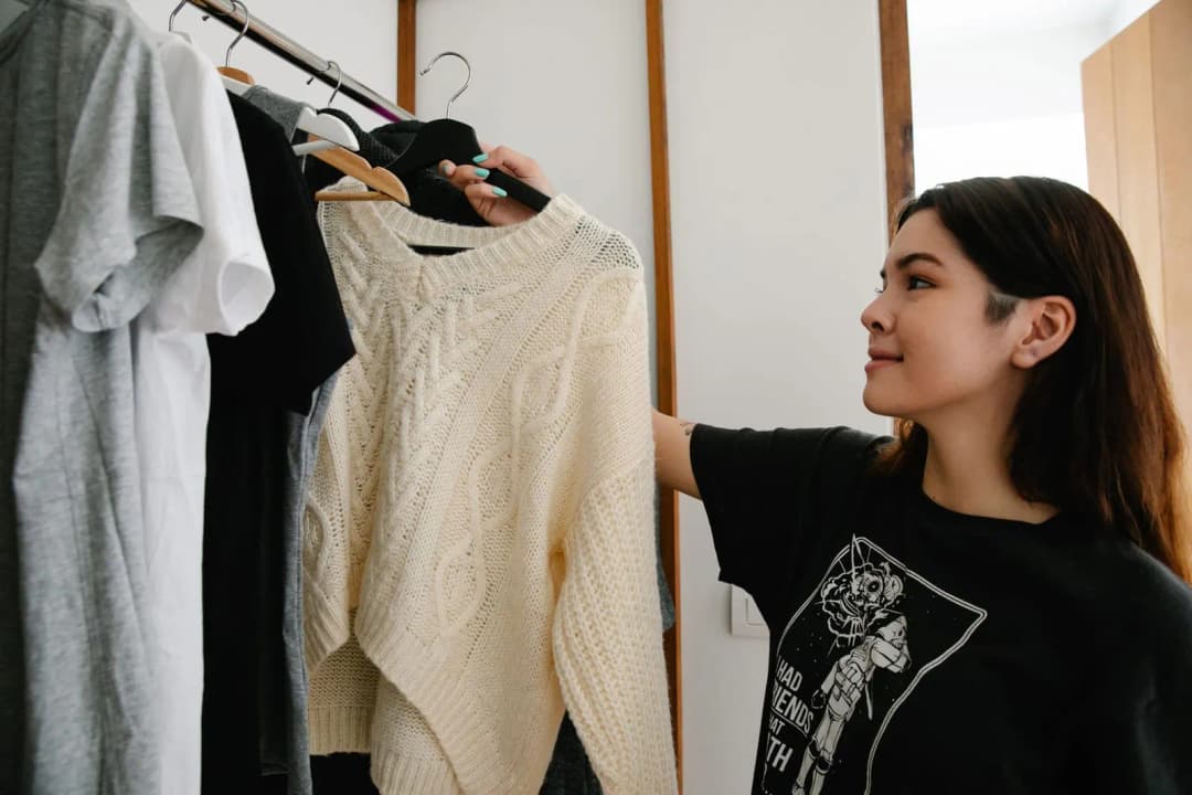 ตู้เสื้อผ้าจัดเรียงเสื้อสีต่าง ๆ ตามวันในสัปดาห์อย่างเป็นระเบียบ