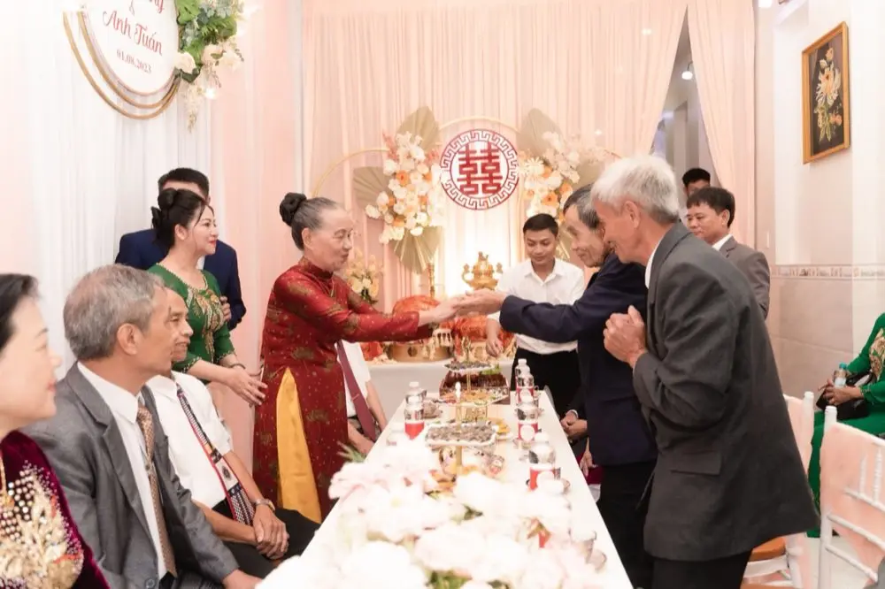 ครอบครัวไทยนั่งพูดคุยกันในห้องรับแขก มีผู้ใหญ่และคนรุ่นใหม่ร่วมวง