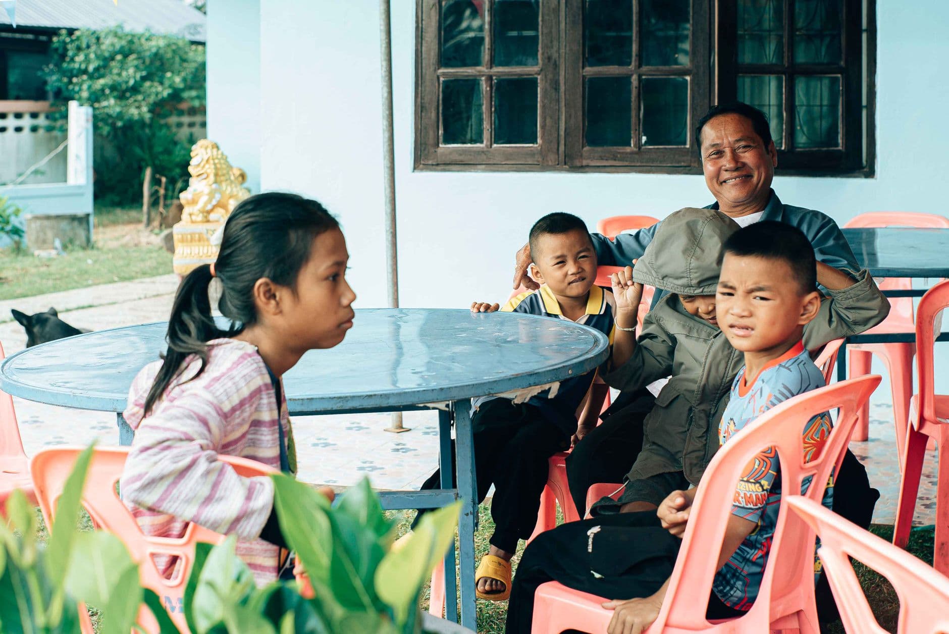 ครอบครัวไทยพ่อแม่ลูกอยู่พร้อมหน้ากันในบ้าน