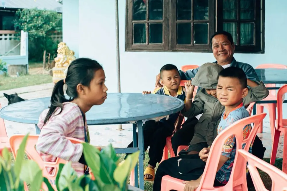 ครอบครัวไทยพ่อแม่ลูกอยู่พร้อมหน้ากันในบ้าน