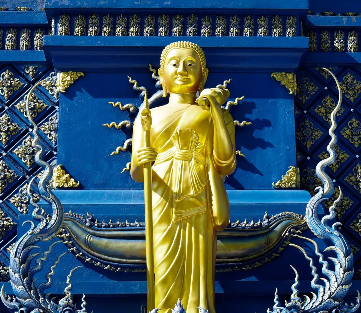 กระยาสารทและของไหว้วางบนถาดที่วัดในช่วงประเพณีสารทไทยเดือนสิบ