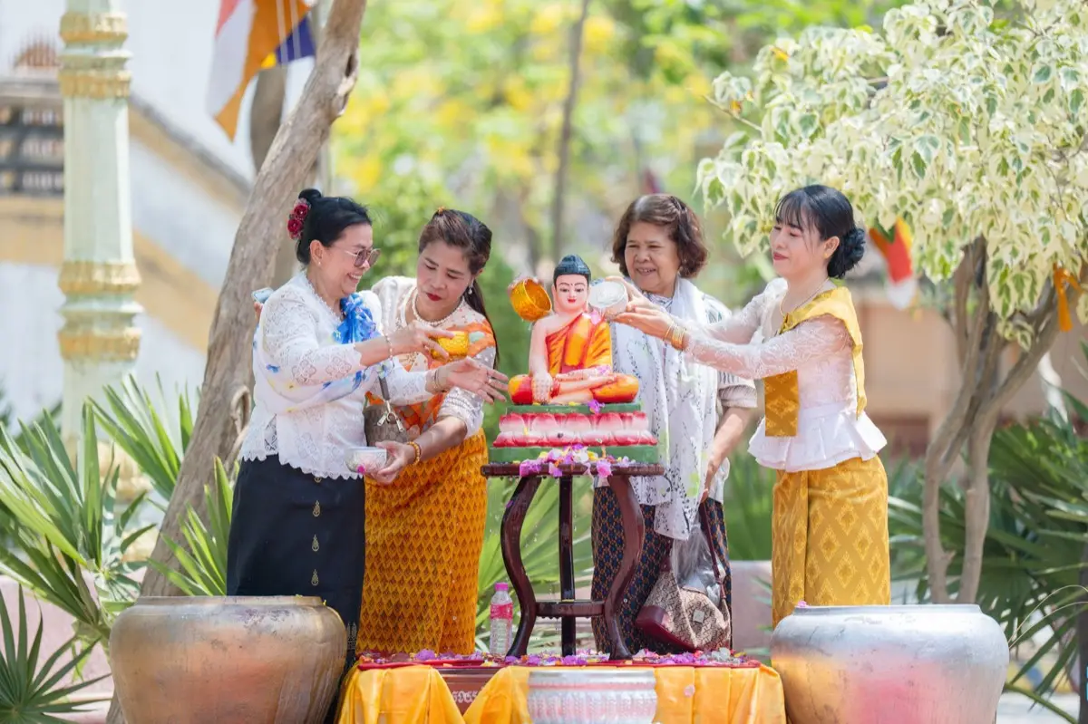 คนไทยในต่างประเทศเล่นน้ำสงกรานต์ในสวนสาธารณะช่วงวันหยุดสุดสัปดาห์