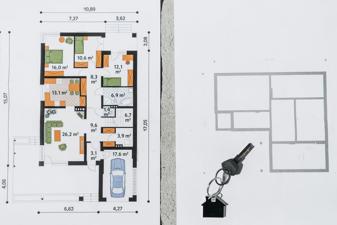 ผังพื้นบ้านรูปทรงไม่สมมาตรวางบนโต๊ะ