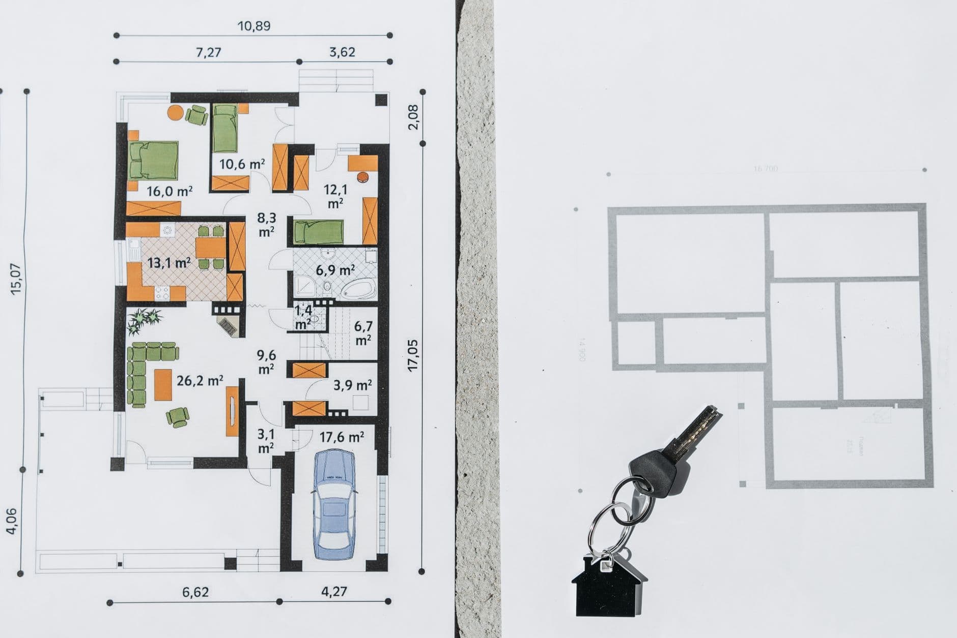 ผังพื้นบ้านรูปทรงไม่สมมาตรวางบนโต๊ะ