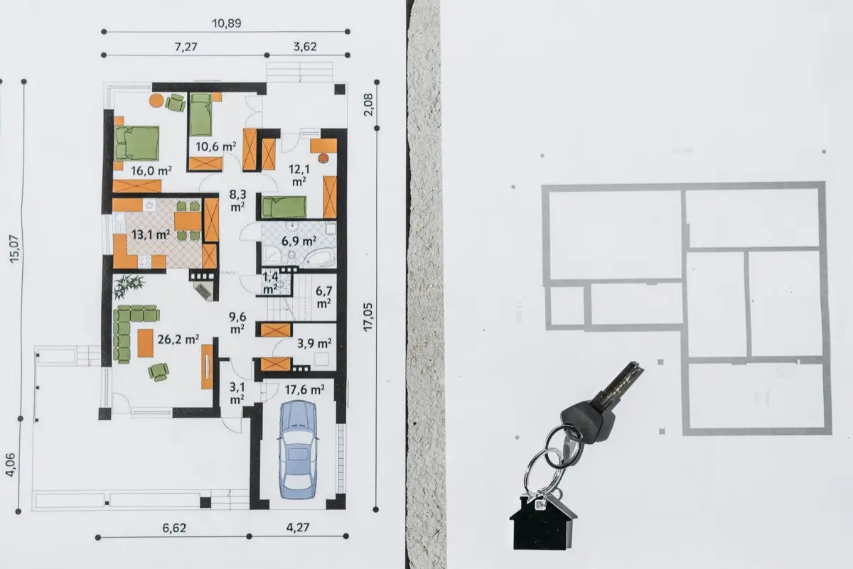 ผังพื้นบ้านรูปทรงไม่สมมาตรวางบนโต๊ะ