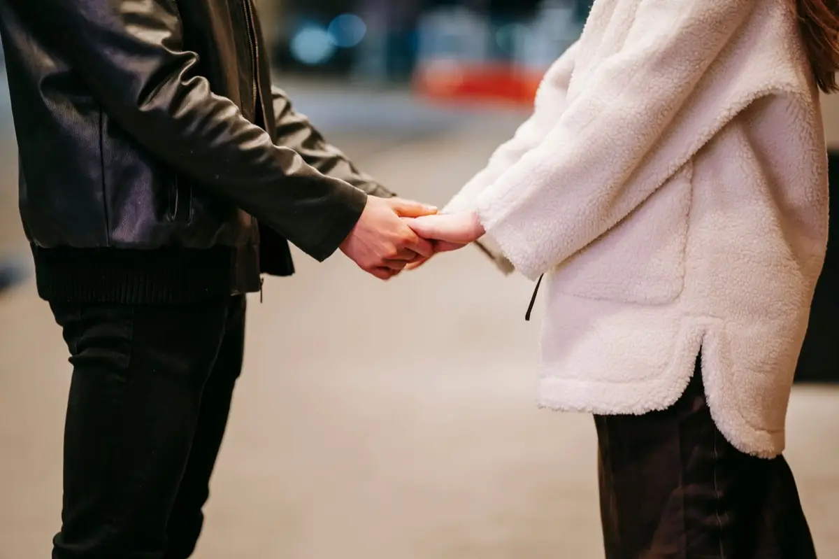 คู่รักจับมือกันดูปฏิทินวันสำคัญ