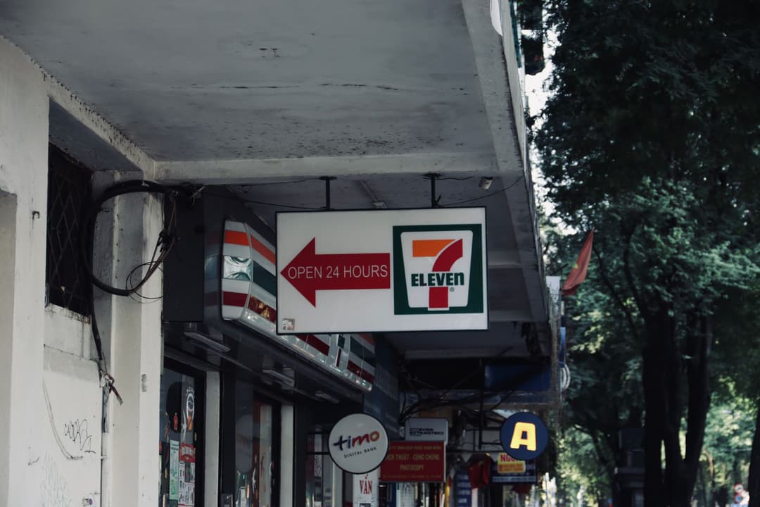 ป้ายร้านสาขาแฟรนไชส์ติดตั้งอยู่หน้าร้านบนถนนคนเดิน