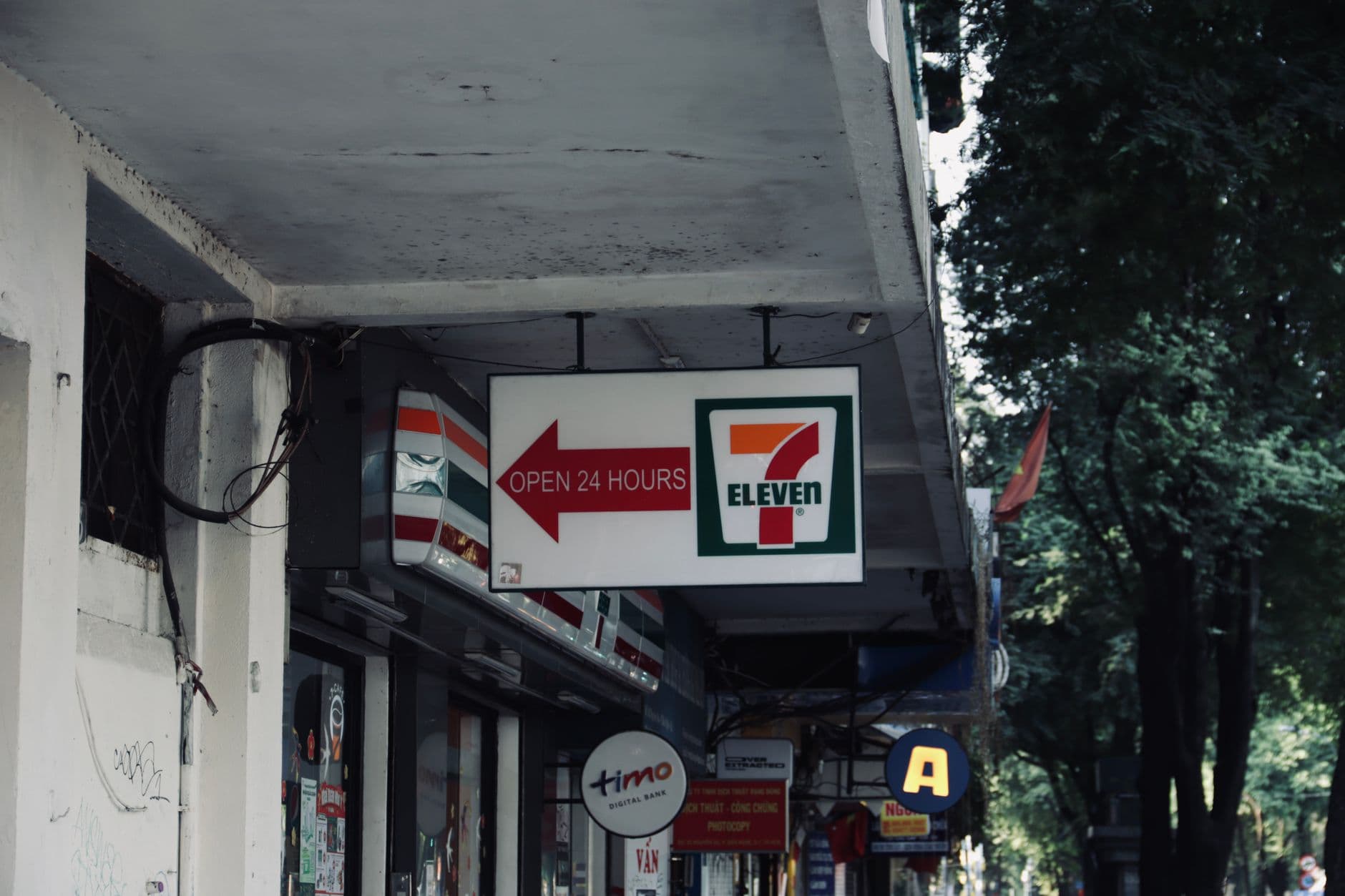 ป้ายร้านสาขาแฟรนไชส์ติดตั้งอยู่หน้าร้านบนถนนคนเดิน