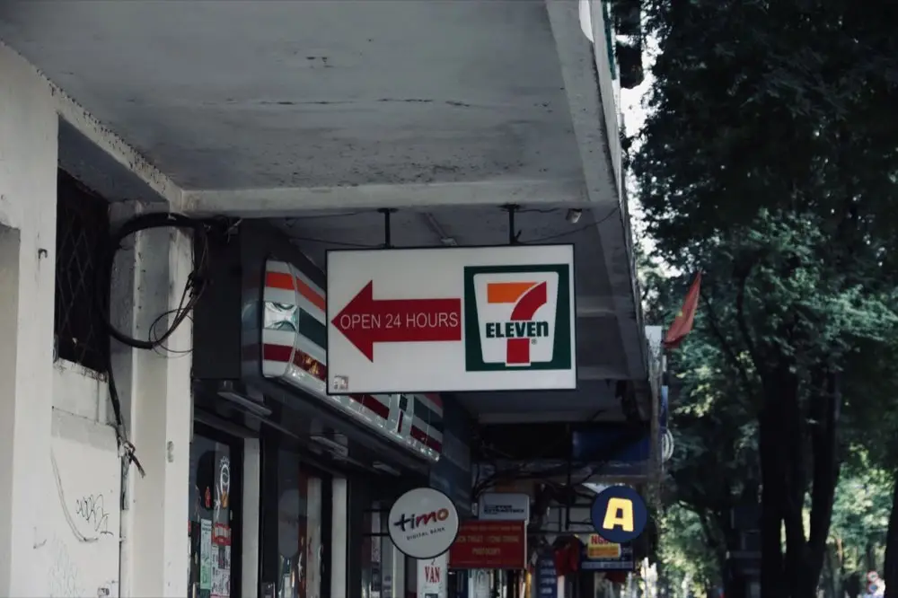 ป้ายร้านสาขาแฟรนไชส์ติดตั้งอยู่หน้าร้านบนถนนคนเดิน