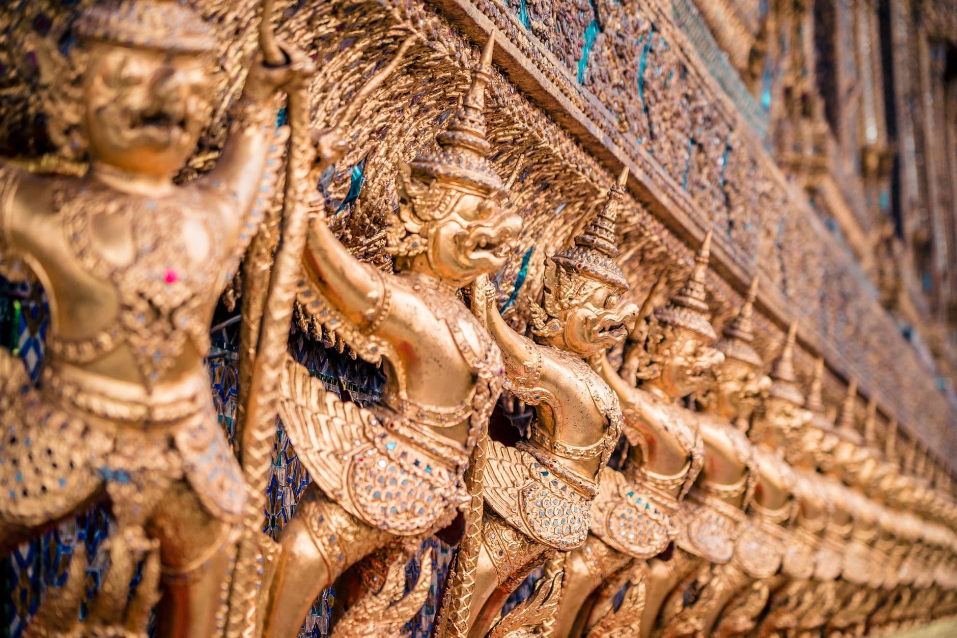 รูปปั้นครุฑสีทองประดับอาคาร สื่อถึงความเชื่อเรื่องครุฑในวัฒนธรรมไทย
