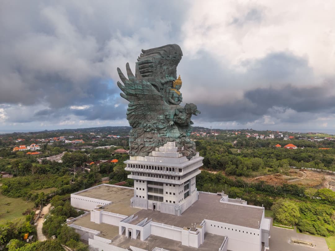 รูปปั้นครุฑขนาดใหญ่สื่อถึงความเชื่อเรื่องครุฑที่แพร่หลายในหลายวัฒนธรรมเอเชีย