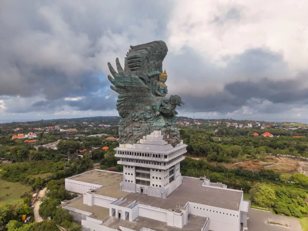 รูปปั้นครุฑขนาดใหญ่สื่อถึงความเชื่อเรื่องครุฑที่แพร่หลายในหลายวัฒนธรรมเอเชีย
