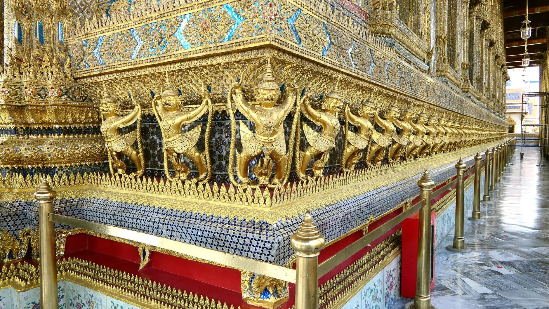 ลวดลายแกะสลักครุฑบนผนังวัดไทย สื่อถึงบทบาทของครุฑในงานศิลปะและวรรณคดี