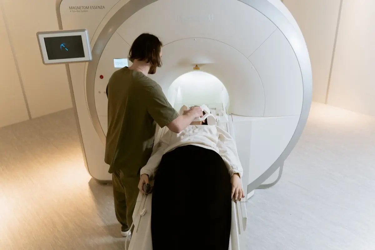 แหวนพลอยมงคลวางอยู่ในถาดเก็บของมีค่าหน้าห้องตรวจ MRI