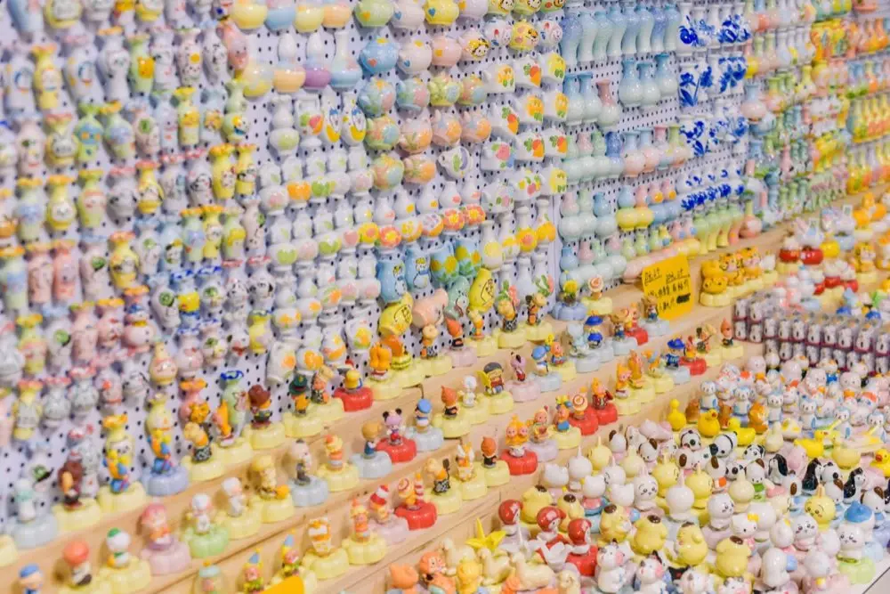 ของตกแต่งมงคลชิ้นหนึ่งวางอยู่บนชั้นวางของในบ้านที่ตกแต่งคนละสไตล์
