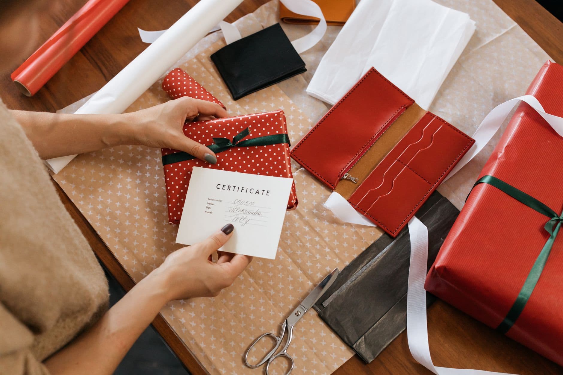 กระเป๋าสตางค์ห่อของขวัญพร้อมริบบิ้นวางบนโต๊ะ