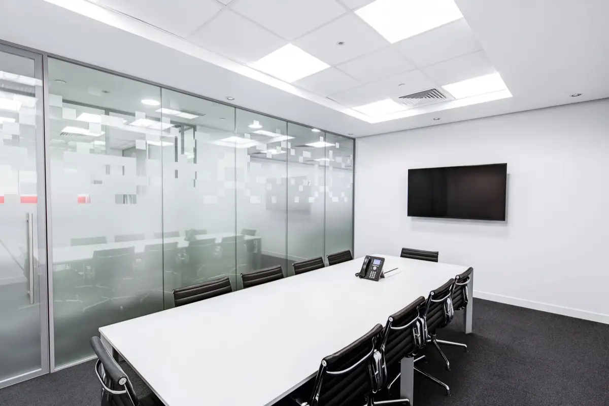 ห้องประชุมออฟฟิศที่ใช้ผนังกระจกใสทั้งสี่ด้านมองเห็นภายในได้ชัดเจน
