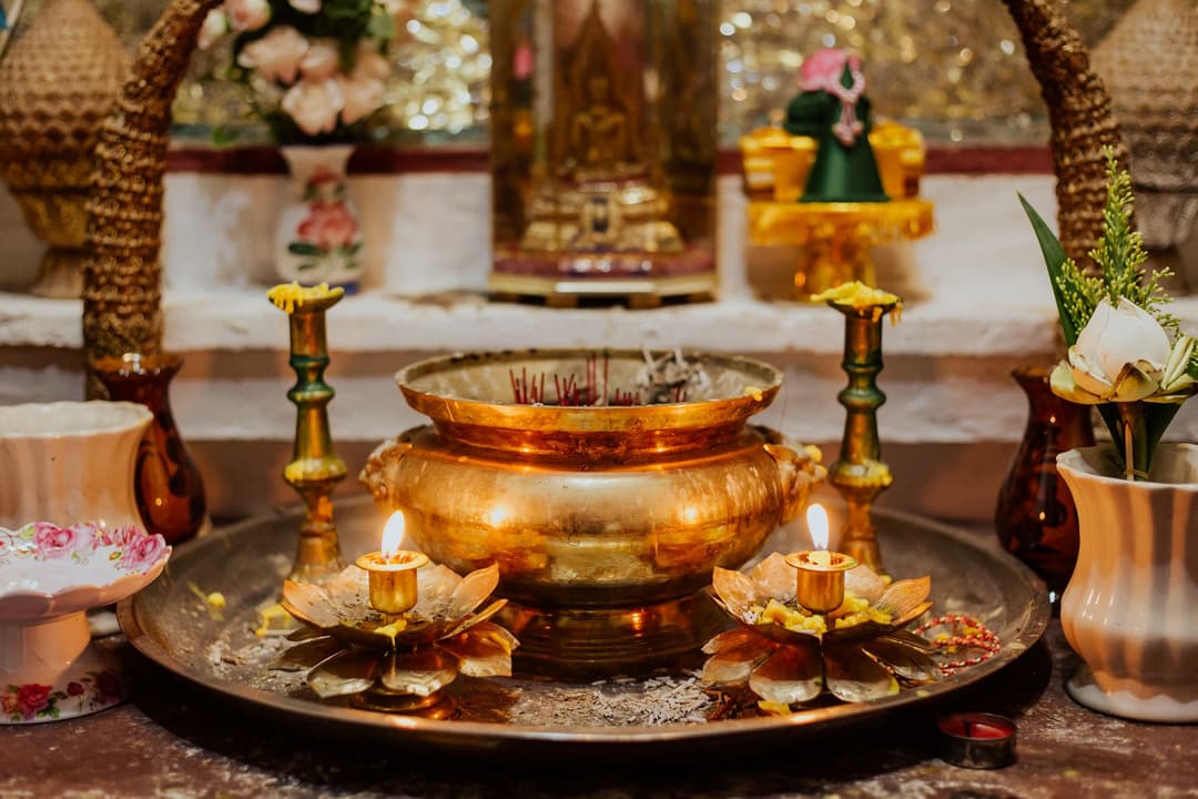 หิ้งพระในบ้านพร้อมธูปเทียนจุดสว่างในมุมสงบ