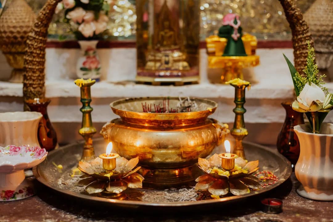 หิ้งพระในบ้านพร้อมธูปเทียนจุดสว่างในมุมสงบ