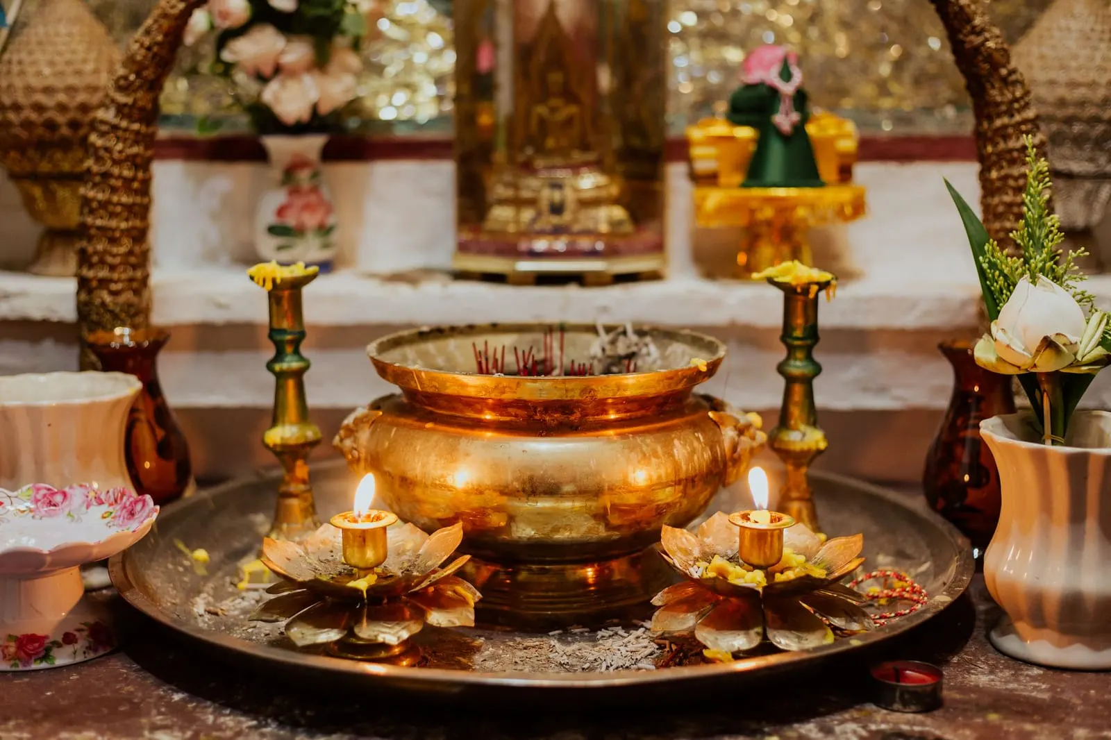 หิ้งพระในบ้านพร้อมธูปเทียนจุดสว่างในมุมสงบ