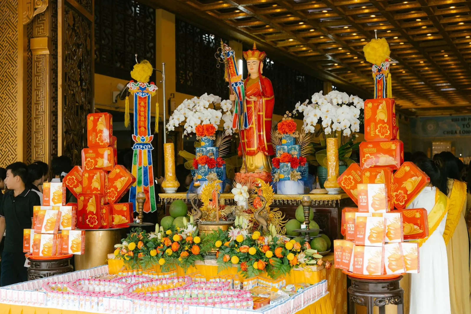 โต๊ะหมู่บูชาพระในบ้านพร้อมธูปเทียนและดอกไม้บูชา