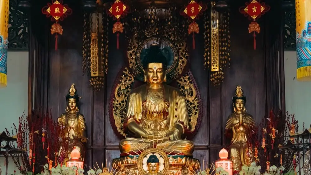 โต๊ะหมู่บูชาพระพุทธรูปตั้งอยู่ในมุมห้องพระของบ้านที่ตกแต่งเรียบร้อย