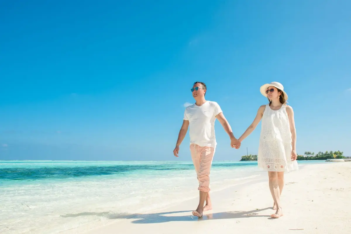 คู่บ่าวสาวเดินเล่นบนชายหาดช่วงฮันนีมูน