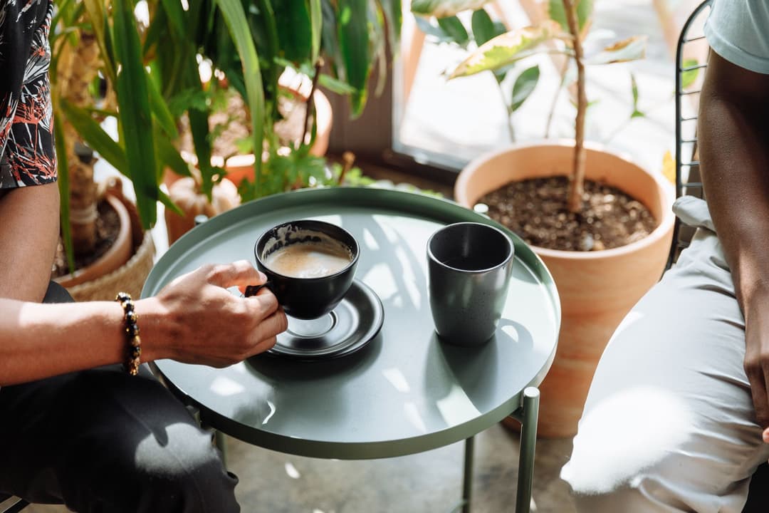 สองคนคุยกันอย่างจริงจังที่โต๊ะร้านกาแฟ