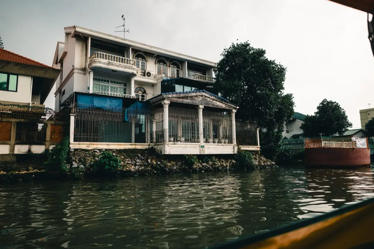 บ้านพักอาศัยตั้งอยู่ใกล้กับอาคารวัดในประเทศไทย