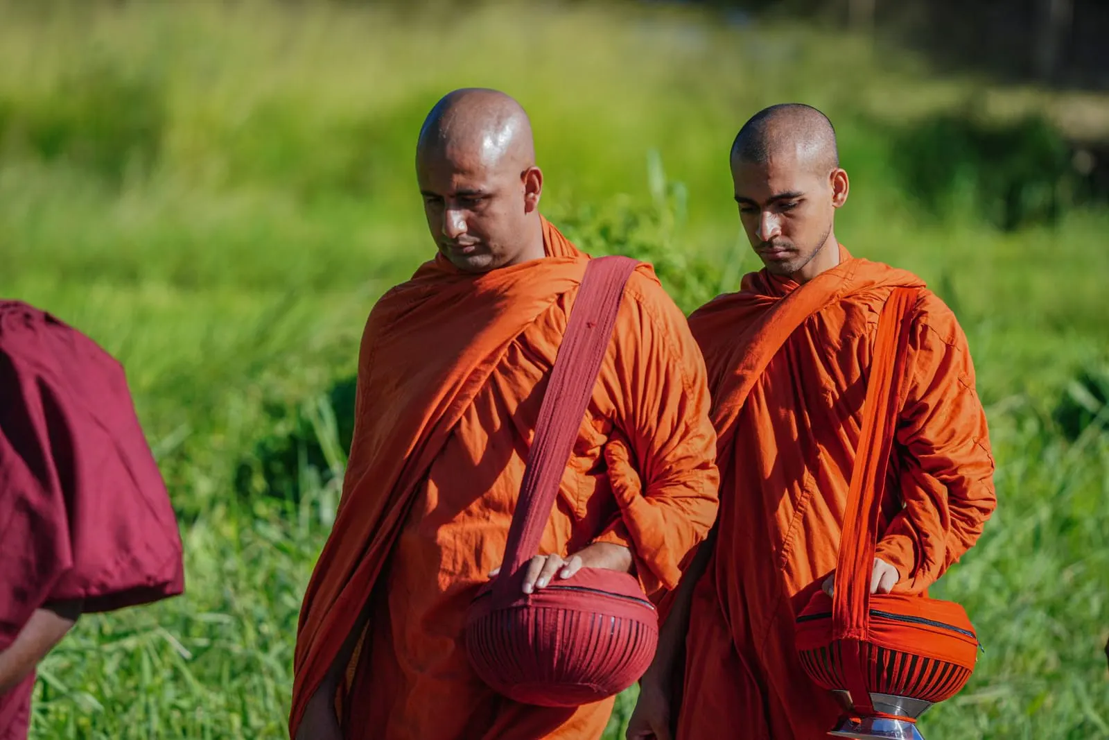พระสงฆ์รับบิณฑบาตในพิธีทำบุญบ้านที่จัดขึ้นภายในบ้าน