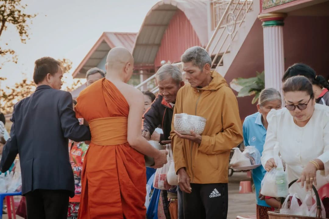 พระสงฆ์ประกอบพิธีทำบุญบ้านพร้อมเครื่องไทยธรรมจัดวางเรียบร้อย