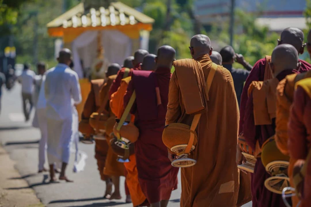 พระสงฆ์รับบิณฑบาตในพิธีทำบุญบ้านที่จัดขึ้นในบ้านพักอาศัย