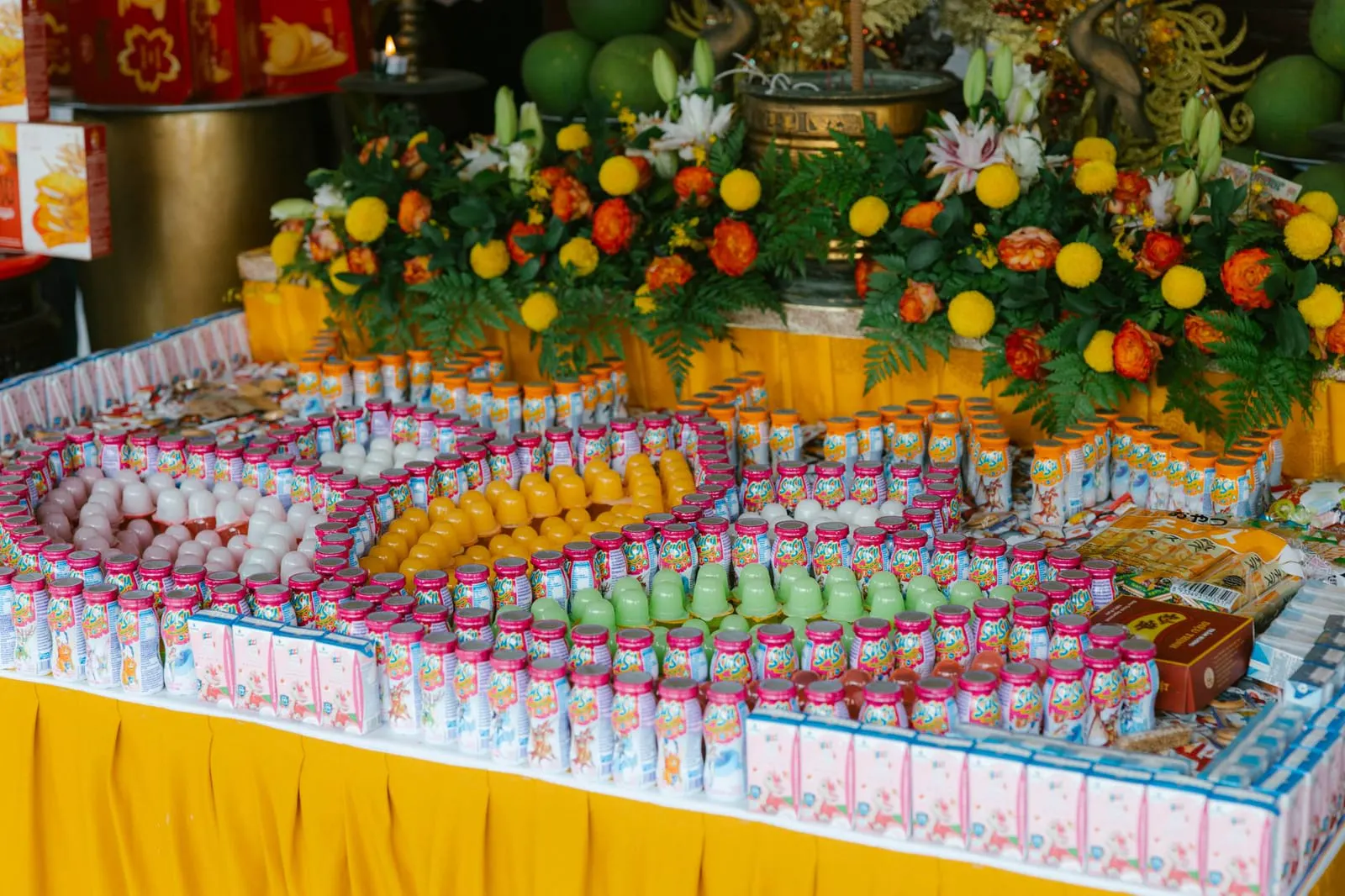 โต๊ะบูชาเล็ก ๆ ในคอนโดจัดเตรียมของถวายพระสำหรับพิธีทำบุญพื้นที่จำกัด