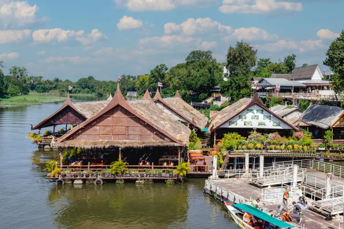 บ้านเรือนแพไทยลอยอยู่ริมแม่น้ำท่ามกลางธรรมชาติ