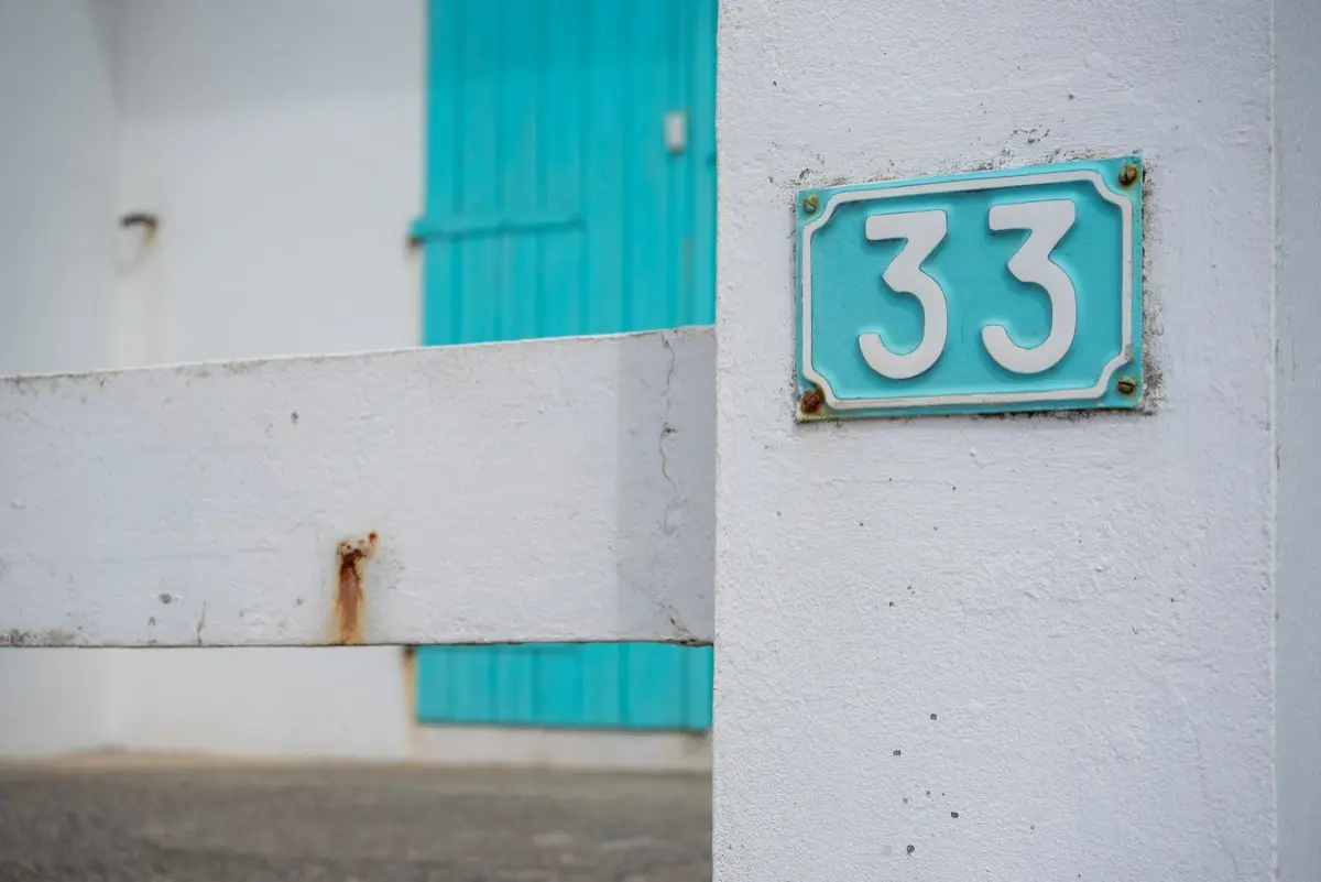 ป้ายเลขที่บ้านมีเลขศูนย์นำหน้าติดอยู่ที่รั้วบ้าน