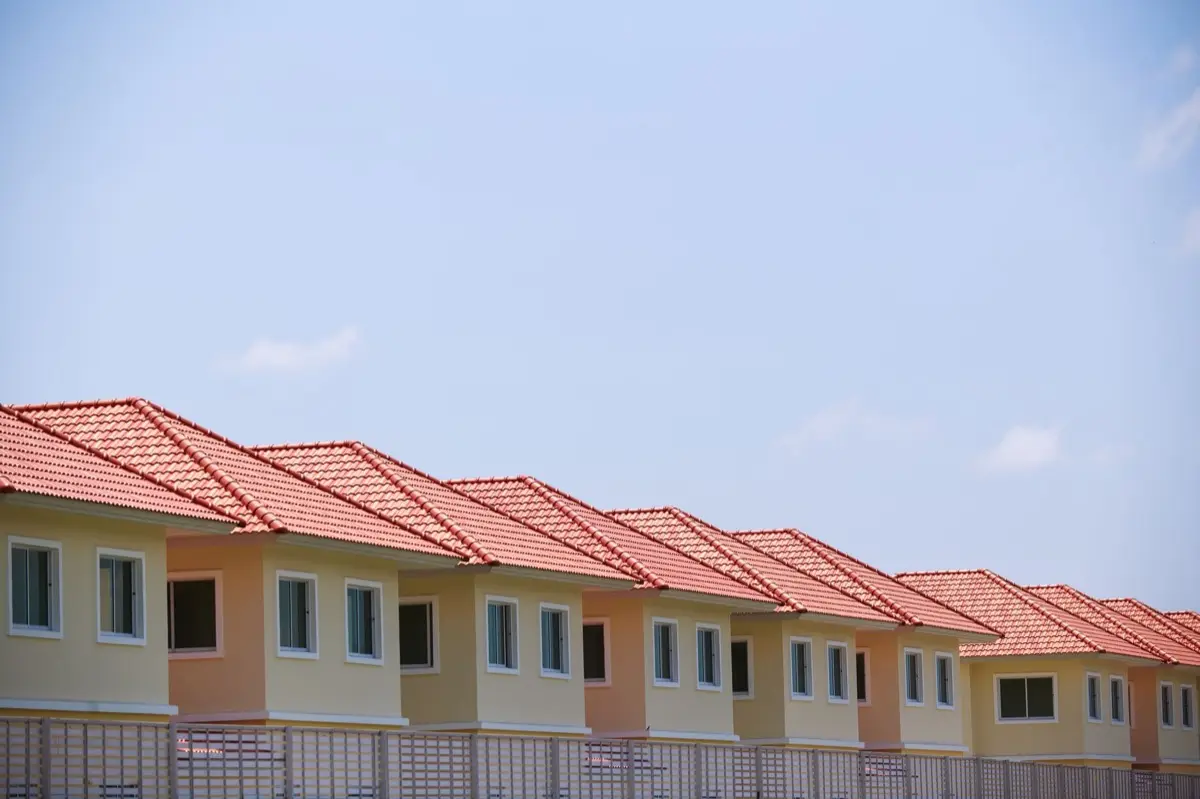 แถวบ้านจัดสรรที่ทาสีโทนเดียวกันตามข้อบังคับของหมู่บ้าน