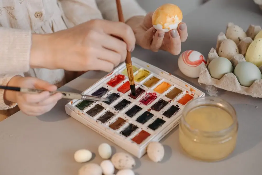 จานสีตัวอย่างหลายเฉดวางเรียงกันสำหรับเลือกสีทาบ้าน