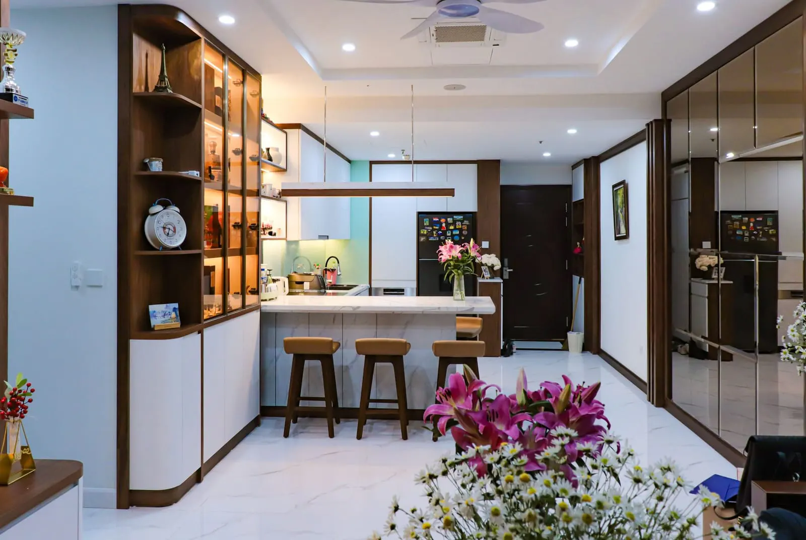 ห้องคอนโดขนาดเล็กจัดโต๊ะหมู่บูชาสำหรับพิธีขึ้นบ้านใหม่แบบย่อ